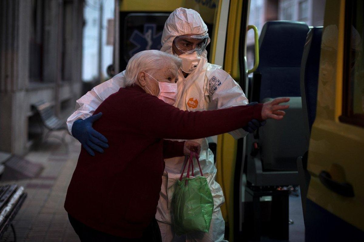 Trabajadores sanitarios trasladan a ancianos. Trabajadores sanitarios trasladan a ancianos.