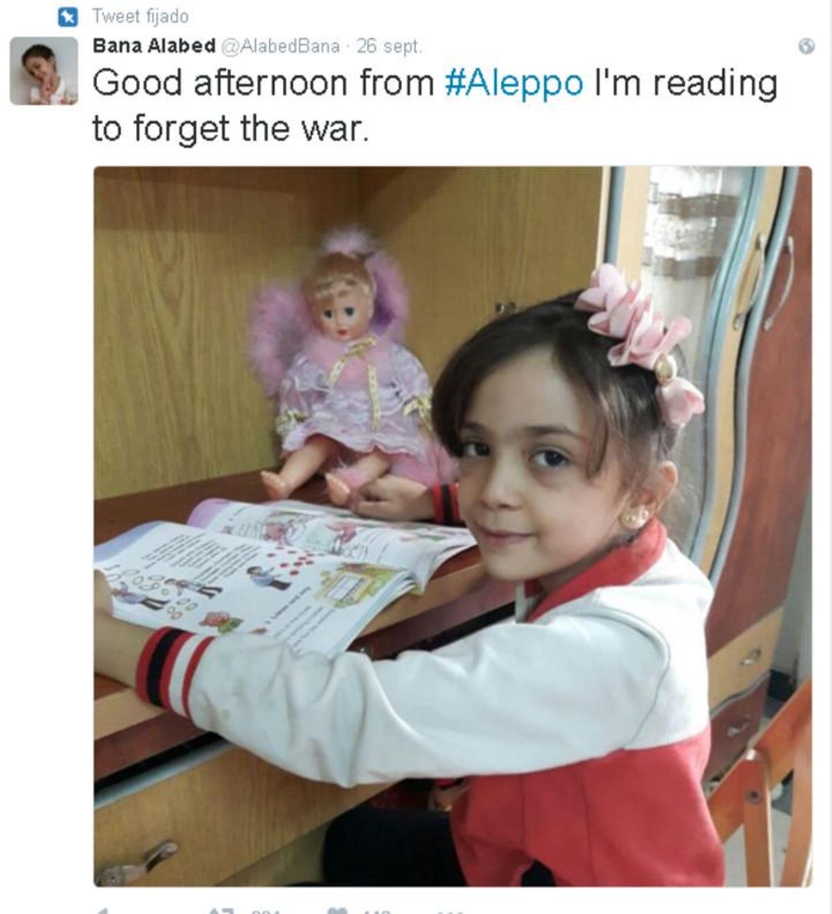 Un mensaje de Bana Alabed, de siete años, en que explica que leyendo intenta evadirse de los bombardeos. Un mensaje de Bana Alabed, de siete años, en que explica que leyendo intenta evadirse de los bombardeos.
