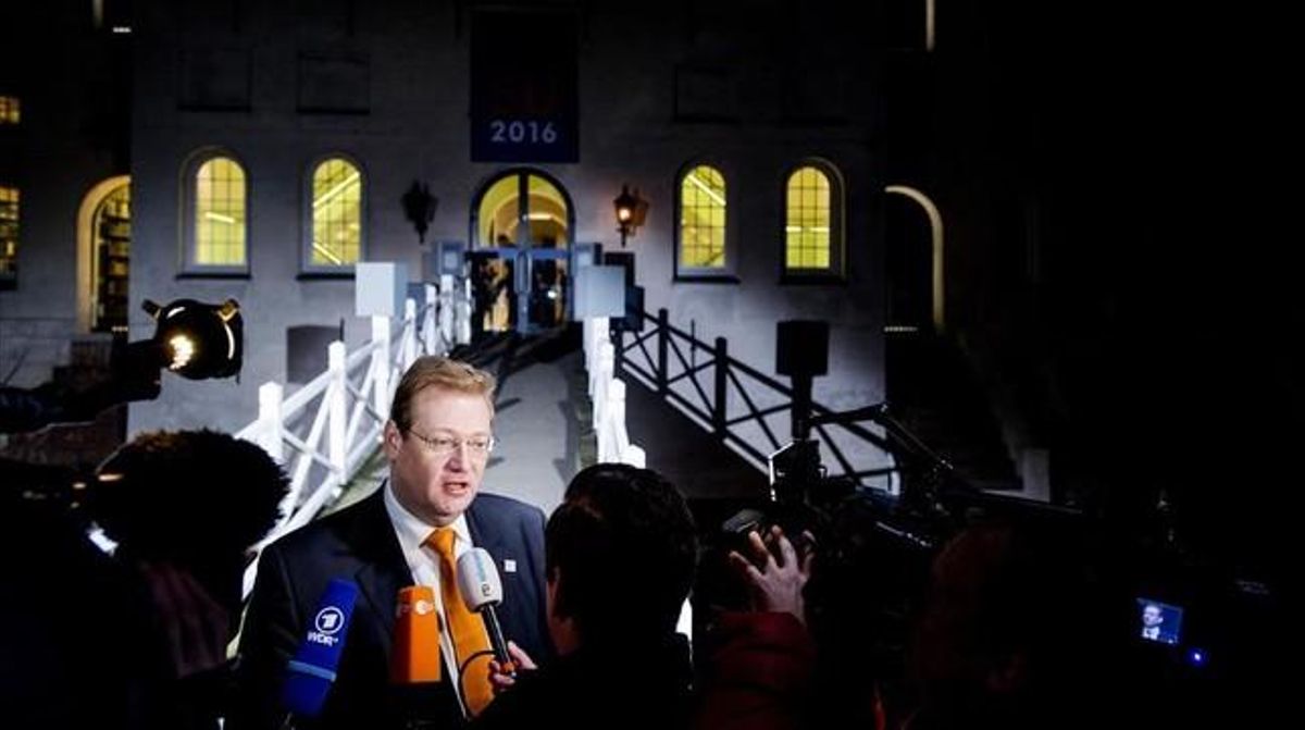 Ard van der Steur, titular holandés de Seguridad y Justicia, habla ante la prensa a su llegada a la reunión, este lunes en Ámsterdam. Ard van der Steur, titular holandés de Seguridad y Justicia, habla ante la prensa a su llegada a la reunión, este lunes en Ámsterdam.