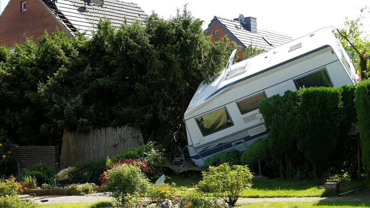 Una caravana derribada sobre un jardín tras el paso del tornado en el área de Boisheim, en el oeste de Alemania, este miércoles. Una caravana derribada sobre un jardín tras el paso del tornado en el área de Boisheim, en el oeste de Alemania, este miércoles.