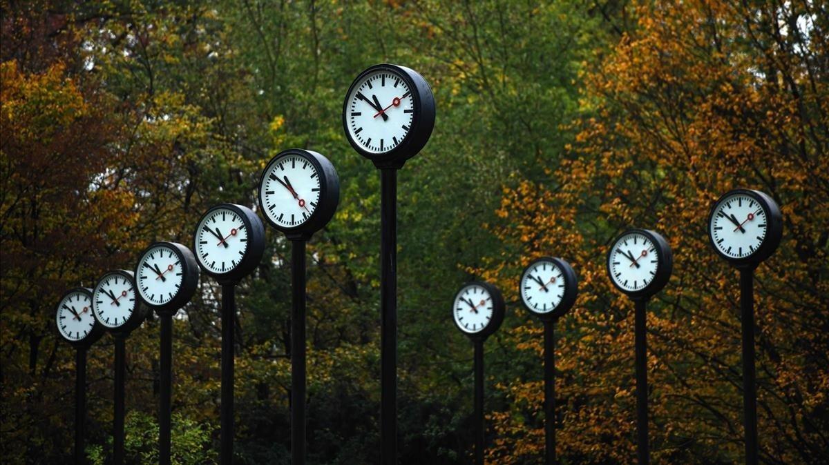 Instalación de relojes del artista Klaus Rinke en Dusseldorf, este viernes.