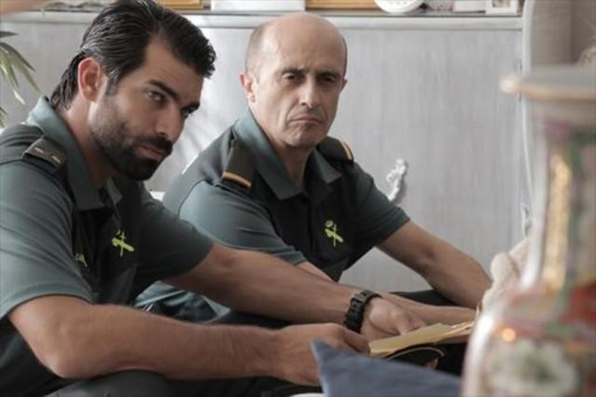 Rubén Cortada (izquierda) y Pepe Viyuela, en una escena de la telecomedia de TVE-1 ’Olmos y Robles’. Rubén Cortada (izquierda) y Pepe Viyuela, en una escena de la telecomedia de TVE-1 ’Olmos y Robles’.