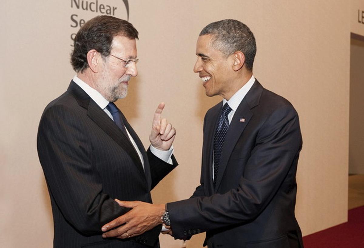 Saludo entre Mariano Rajoy y Barack Obama, en Seúl, donde participan en la 2ª Cumbre de Seguridad Nuclear.