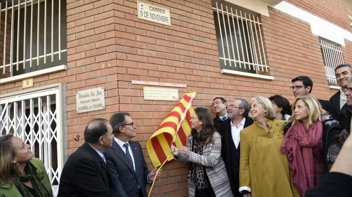 Artur Mas y la ’consellera’ Meritxell Serret descubren la placa conmemorativa en la inauguración de la calle 9 de Novembre de Montoliu de Lleida. Artur Mas y la ’consellera’ Meritxell Serret descubren la placa conmemorativa en la inauguración de la calle 9 de Novembre de Montoliu de Lleida.