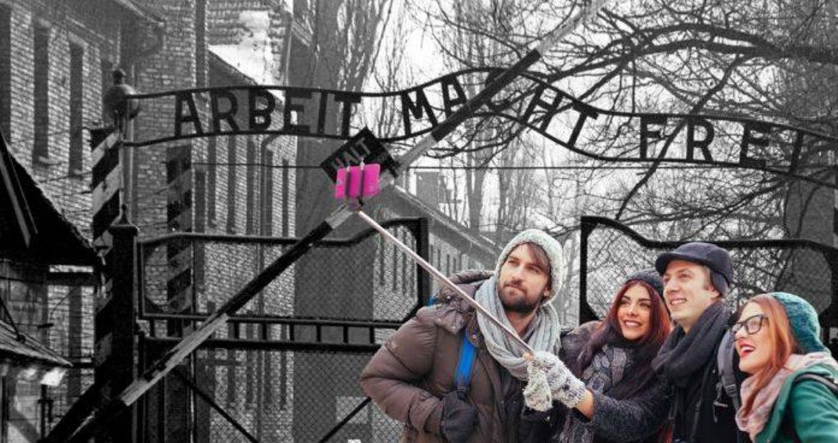 Selfis en el campo de exterminio de Auschwitz. Selfis en el campo de exterminio de Auschwitz.