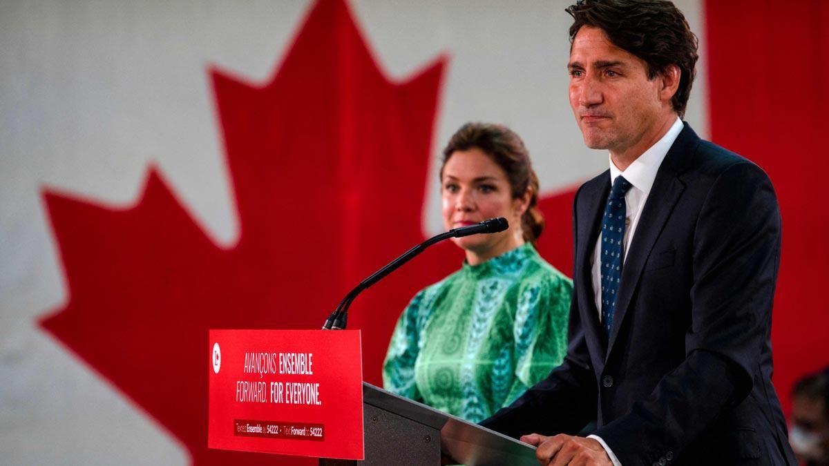 Justin Trudeau, junto a su mujer, Sophie Gregoire, durante su discurso tras la victoria. Justin Trudeau, junto a su mujer, Sophie Gregoire, durante su discurso tras la victoria.