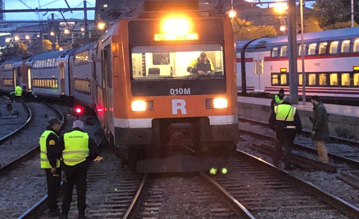 El tren que se ha salido del eje del carril en la Estació de França. El tren que se ha salido del eje del carril en la Estació de França.