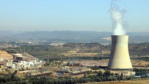 Pla general de la central nuclear d Asco  a la Ribera d Ebre  amb la xemeneia fumejant a la dreta i els dos reactors a l esquerra  Imatge publicada l 1 de juliol del 2019  (Horitzontal) Roger Segura ACN