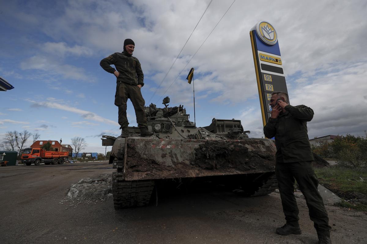 Un soldado ucraniano aupado a un tanque ruso en Kamyanka, una localidad liberada en el noreste de Járkov.