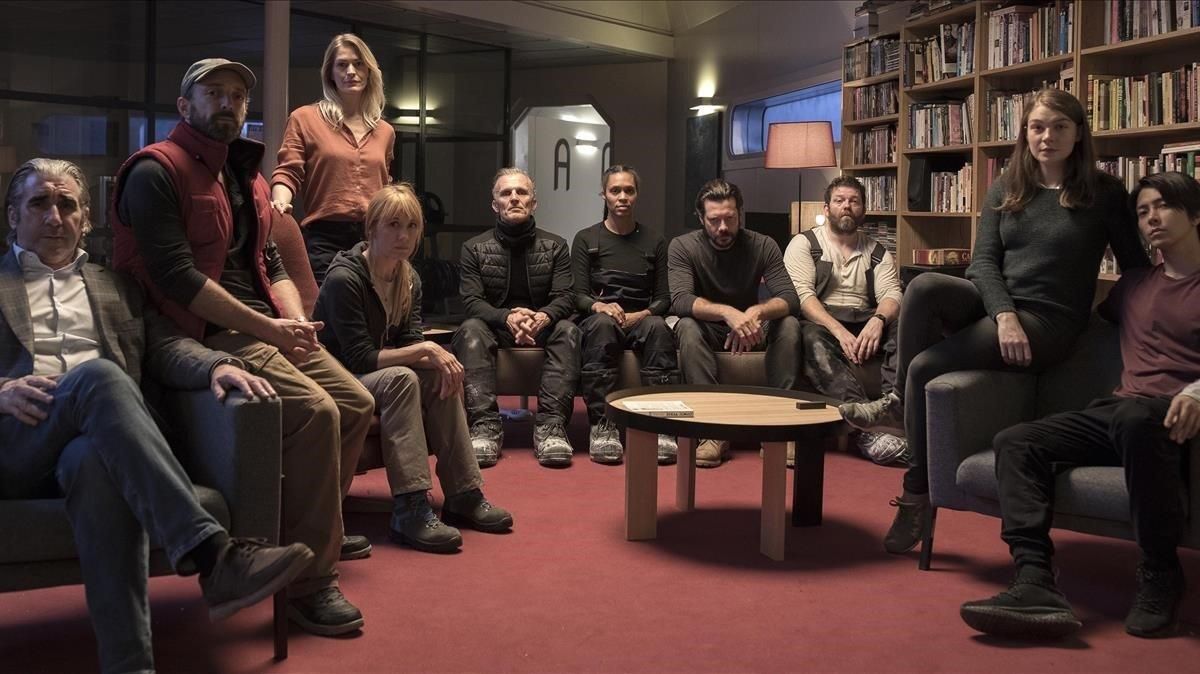 El elenco internacional de ’The head’ (los números corresponden al del texto): John Lynch (2), Tom Lawrence (8), Laura Banch (1), Sandra Andreis (4), Richard Sammel (3), Amelia Hoy (9), Álvaro Morte, Chris Reilly (7), Katherine O’Donnelly (5) y Tomohisa Yamashita (6). En la foto falta Alexandre Willaume. El elenco internacional de ’The head’ (los números corresponden al del texto): John Lynch (2), Tom Lawrence (8), Laura Banch (1), Sandra Andreis (4), Richard Sammel (3), Amelia Hoy (9), Álvaro Morte, Chris Reilly (7), Katherine O’Donnelly (5) y Tomohisa Yamashita (6). En la foto falta Alexandre Willaume.