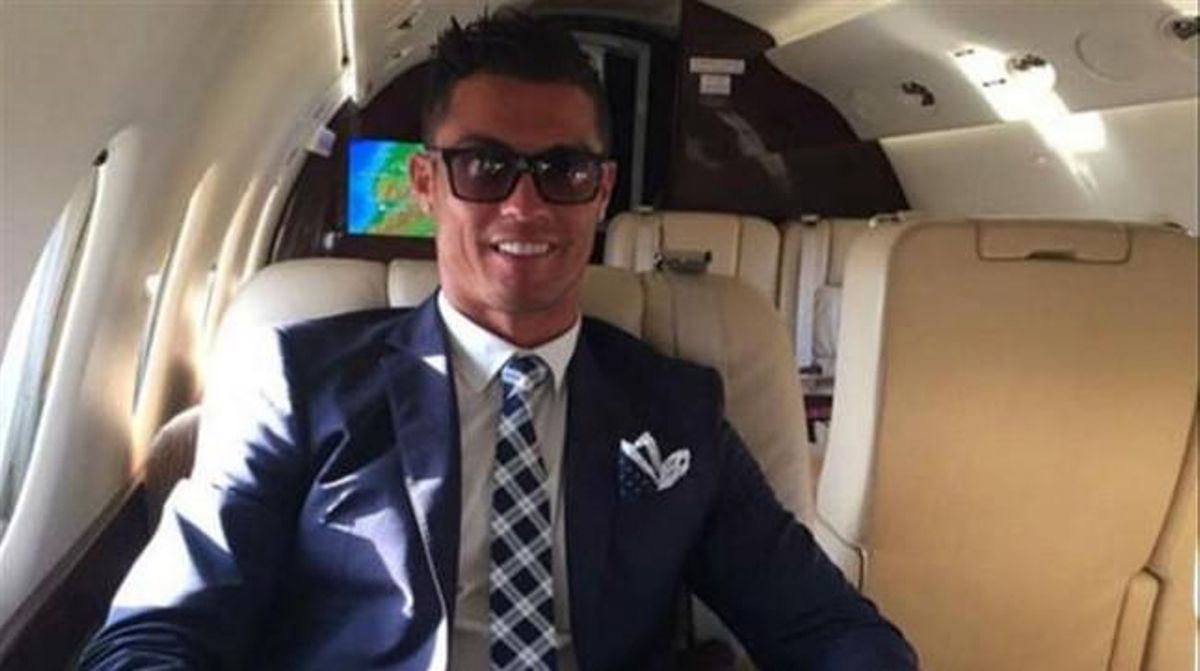 Cristiano Ronaldo posa en su nuevo avión privado. Cristiano Ronaldo posa en su nuevo avión privado.
