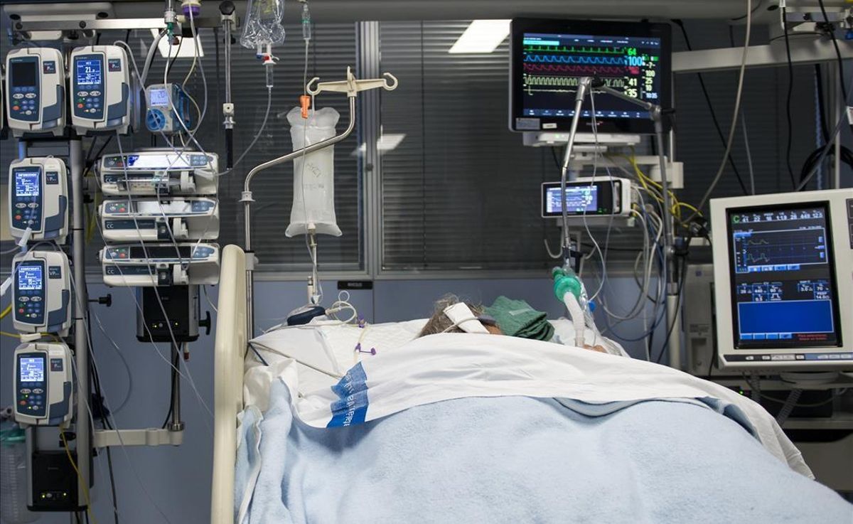Un paciente ingresado en la Unidad de Cuidados Intensivos para enfermos de coronavirus del Hospital Josep Trueta de Girona. Un paciente ingresado en la Unidad de Cuidados Intensivos para enfermos de coronavirus del Hospital Josep Trueta de Girona.