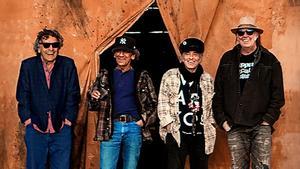 Neil Young (derecha) y los músicos de Crazy Horse.