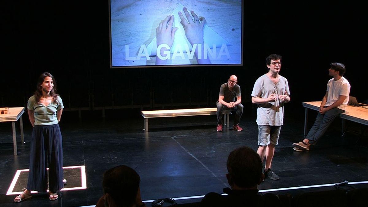 Roser Vilajosana, Xavi Sáez y Eudald Font, con Àlex Rigola sentado al fondo, durante la representación de ’La gavina’. Roser Vilajosana, Xavi Sáez y Eudald Font, con Àlex Rigola sentado al fondo, durante la representación de ’La gavina’.