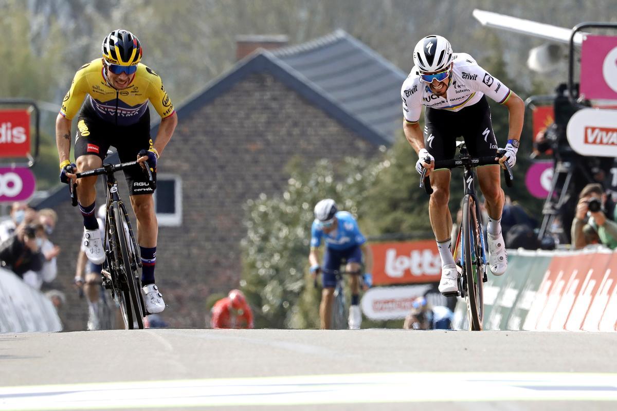 Alaphilippe, con el jersey arcoíris, gana la Flecha Valona por delante de Roglic y Valverde.