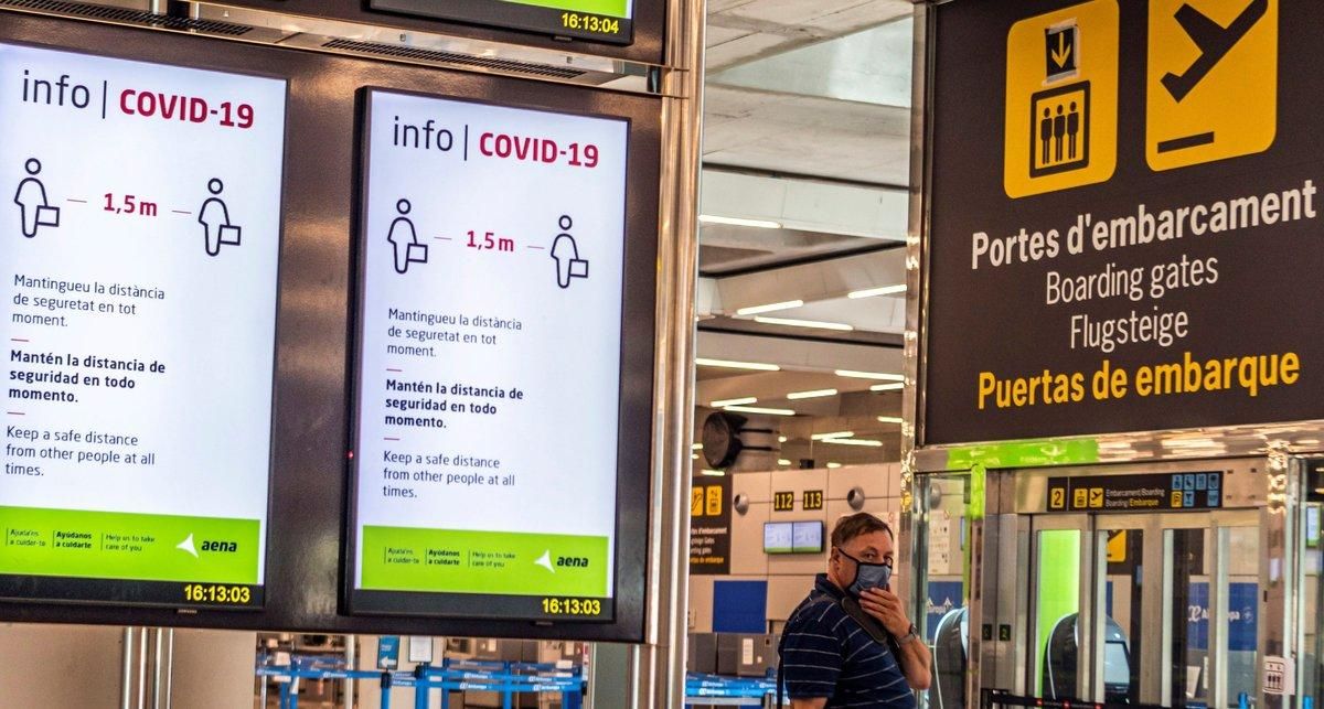 Aeropuerto de Palma de Mallorca, el pasado verano, con información sobre las medidas anti-covid. Aeropuerto de Palma de Mallorca, el pasado verano, con información sobre las medidas anti-covid.