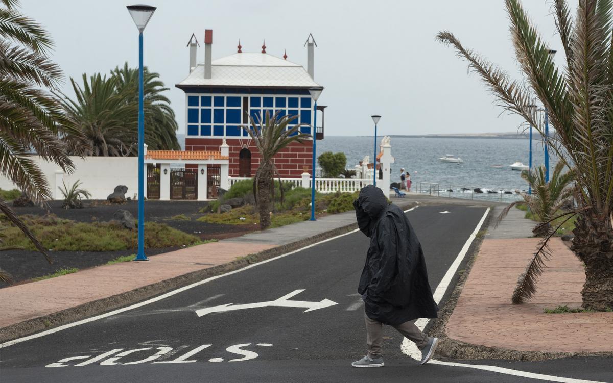 Cortes de luz, achiques de agua y desprendimientos por la tormenta 'Hermine' en Canarias