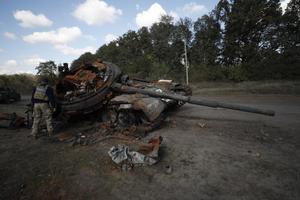 Soldados ucranianos inspeccionan un carro ruso destruido en Pesky-Radkivski, 150 kilómetros al este de Jarkov. 