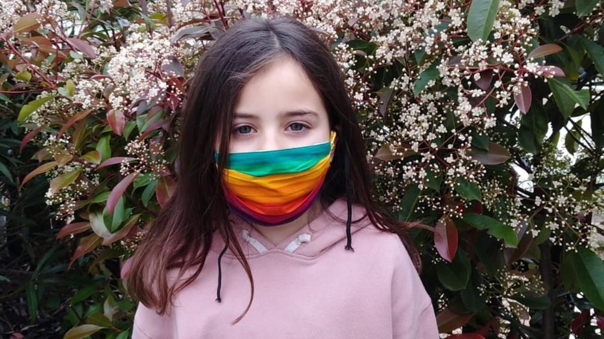Una niña de la Llacuna con una mascarilla de colores. Una niña de la Llacuna con una mascarilla de colores.