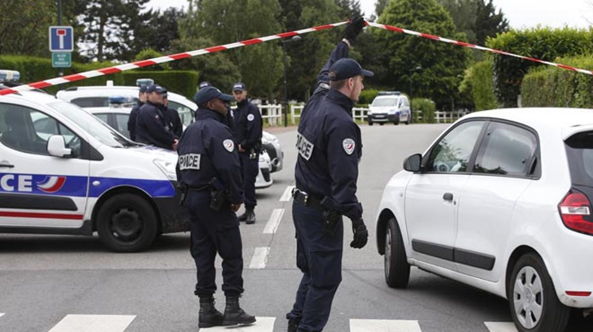 Un hombre mata a puñaladas a un gendarme y a su esposa en su domicilio cerca de París