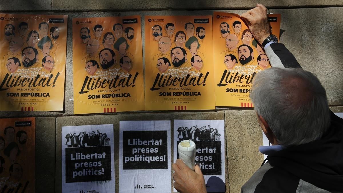 Carteles para pedir la libertad de los presos. Carteles para pedir la libertad de los presos.