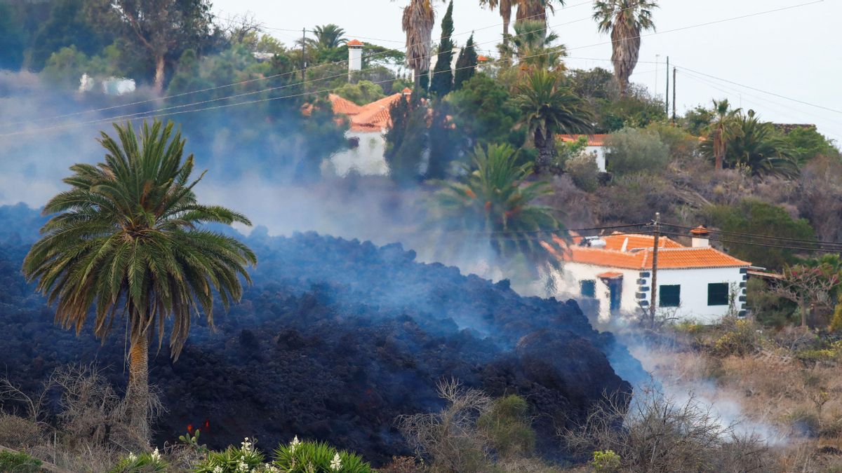 La lengua de lava fluye dirección al mar en la isla de la Palma La lengua de lava fluye dirección al mar en la isla de la Palma