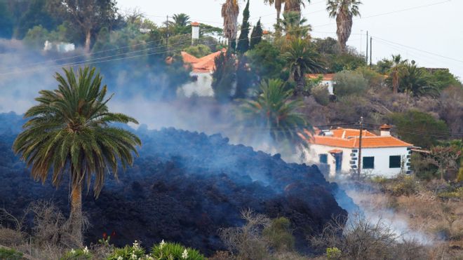 La lengua de lava fluye dirección al mar en la isla de la Palma La lengua de lava fluye dirección al mar en la isla de la Palma