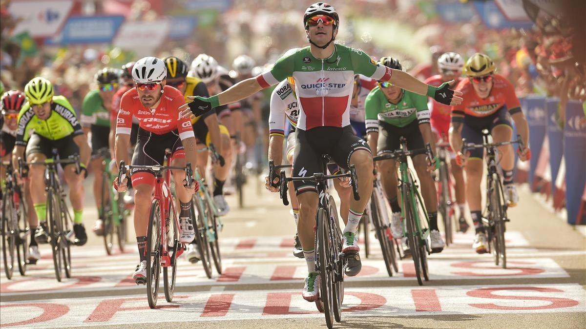 Elia Viviani se impone en la décima etapa de la Vuelta, su segunda victoria en la carrera.