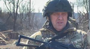 Desde un escenario de guerra, Yevgueni Prigozhin, dueño de Wagner, se dirige a sus hombres para felicitarles el día de los patriotas rusos, el pasado 23 de febrero.