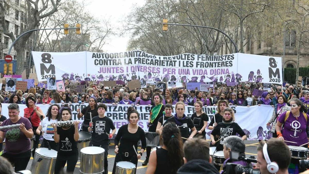 La cabecera de la manifestación feminista, ayer, en Barcelona.