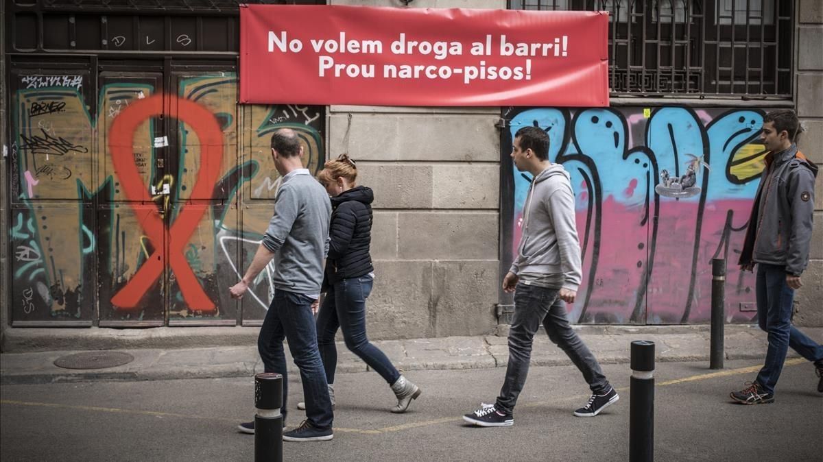 Pancartas contra los narcopisos. Pancartas contra los narcopisos.