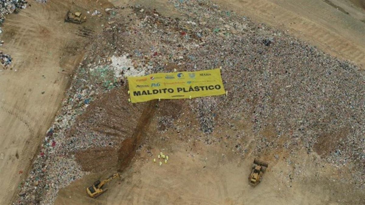 Acción reivindicativa de Greenpeace contra el uso de plásticos, en el macrovertedero de Valdemingómez de Madrid. Acción reivindicativa de Greenpeace contra el uso de plásticos, en el macrovertedero de Valdemingómez de Madrid.