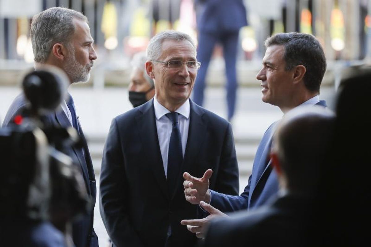 El rey Felipe VI conversa con el secretario general de la OTAN, Jens Stoltenberg (c), y el presidente del Gobierno, Pedro Sánchez, este 30 de mayo de 2022, a su llegada al Teatro Real de Madrid, al acto de conmemoración por el 40º aniversario del ingreso de España en la OTAN. El rey Felipe VI conversa con el secretario general de la OTAN, Jens Stoltenberg (c), y el presidente del Gobierno, Pedro Sánchez, este 30 de mayo de 2022, a su llegada al Teatro Real de Madrid, al acto de conmemoración por el 40º aniversario del ingreso de España en la OTAN.