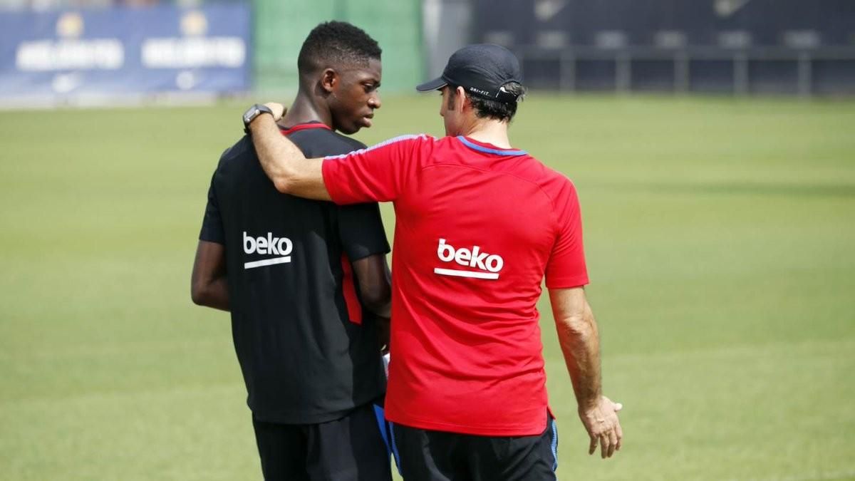 Valverde mima a Dembélé en su primer entrenamiento como jugador azulgrana. Valverde mima a Dembélé en su primer entrenamiento como jugador azulgrana.