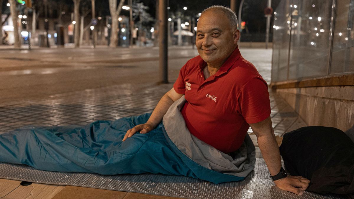 Jorge, un hombre sin techo de Barcelona que a sus 57 años acarrea varios problema de salud. Jorge, un hombre sin techo de Barcelona que a sus 57 años acarrea varios problema de salud.