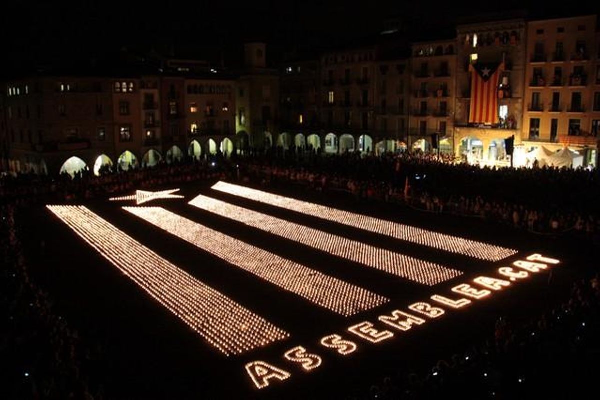Encendido de la ’estelada’ gigante en la plaza Major de Vic. Encendido de la ’estelada’ gigante en la plaza Major de Vic.