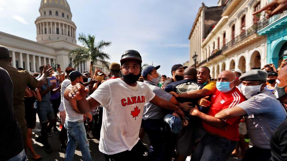 Policías arrestan a manifestantes frente al capitolio de Cuba, en La Habana. Policías arrestan a manifestantes frente al capitolio de Cuba, en La Habana.