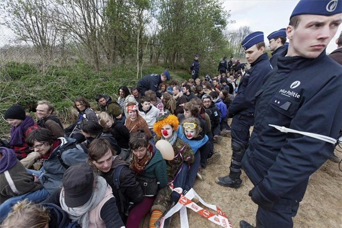 Agentes de la policía belga vigilan a los pacifistas detenidos.