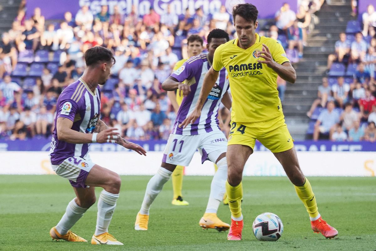 El centrocampista del Real Valladolid Luis Pérez intenta evitar el avance de Alfonso Pedraza, del Villarreal, durante el partido de Liga de Primera División disputado en el estadio José Zorrila. EFE/R. GARCÍA El centrocampista del Real Valladolid Luis Pérez intenta evitar el avance de Alfonso Pedraza, del Villarreal, durante el partido de Liga de Primera División disputado en el estadio José Zorrila. EFE/R. GARCÍA