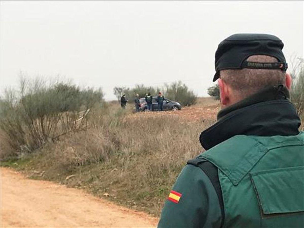 Un Guardia Civil buscando pistas en el lugar donde se encontró el cuerpo. Un Guardia Civil buscando pistas en el lugar donde se encontró el cuerpo.