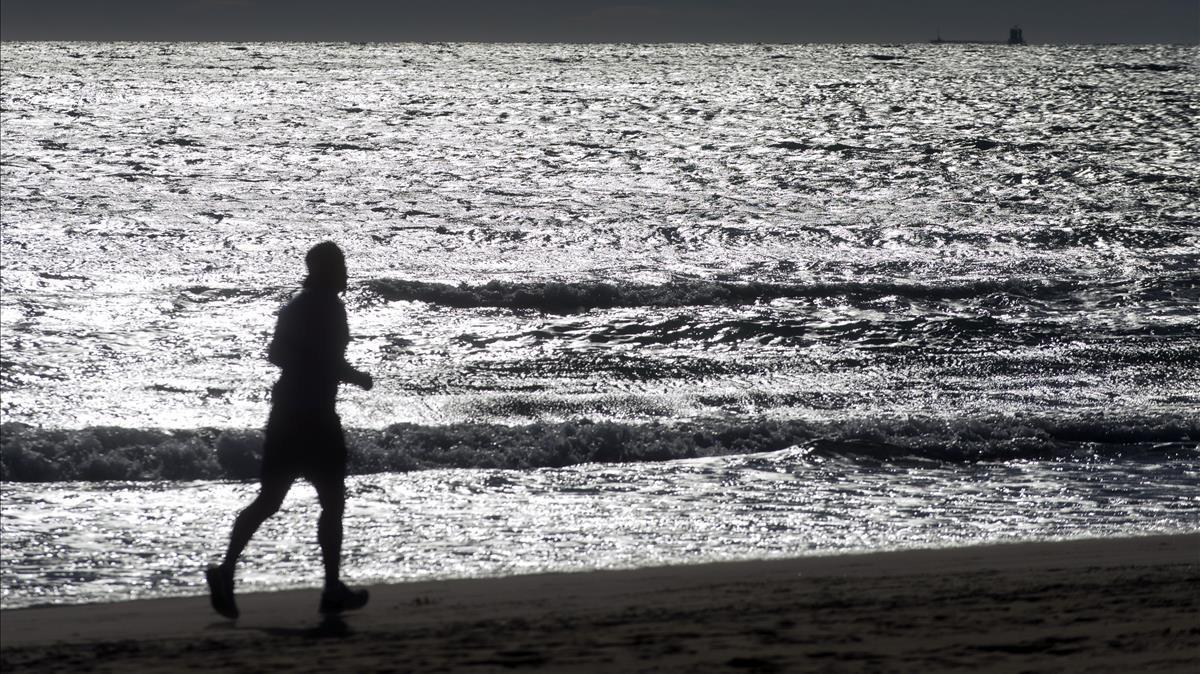 Un corredor en la playa Llarga de Tarragona.