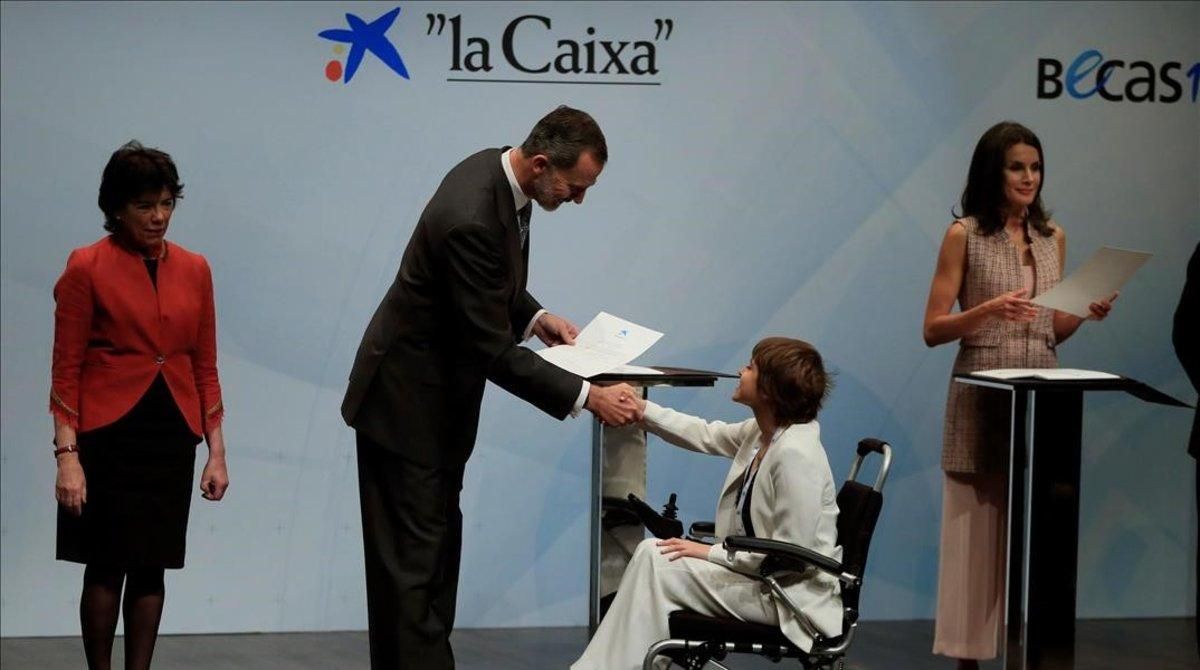 Los Reyes entregan a los estudiantes las becas de La Caixa, hoy en Madrid. Los Reyes entregan a los estudiantes las becas de La Caixa, hoy en Madrid.