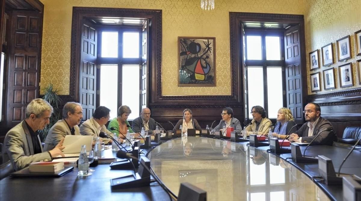 El Consell de Garanties refuta la reforma del reglament del Parlament per a la ruptura exprés El Consell de Garanties refuta la reforma del reglament del Parlament per a la ruptura exprés
