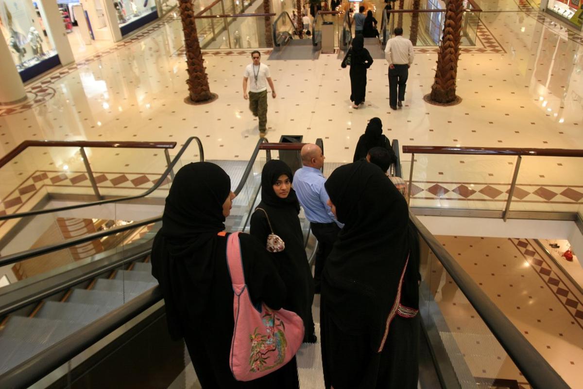 Mujeres saudís, en un centro comercial.