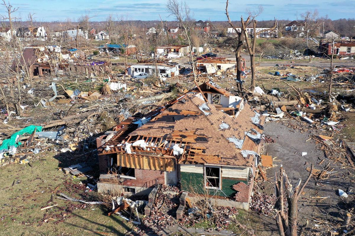 Vista aérea de casas devastadas tras el paso de un tornado por Mayfield, Kentucky.