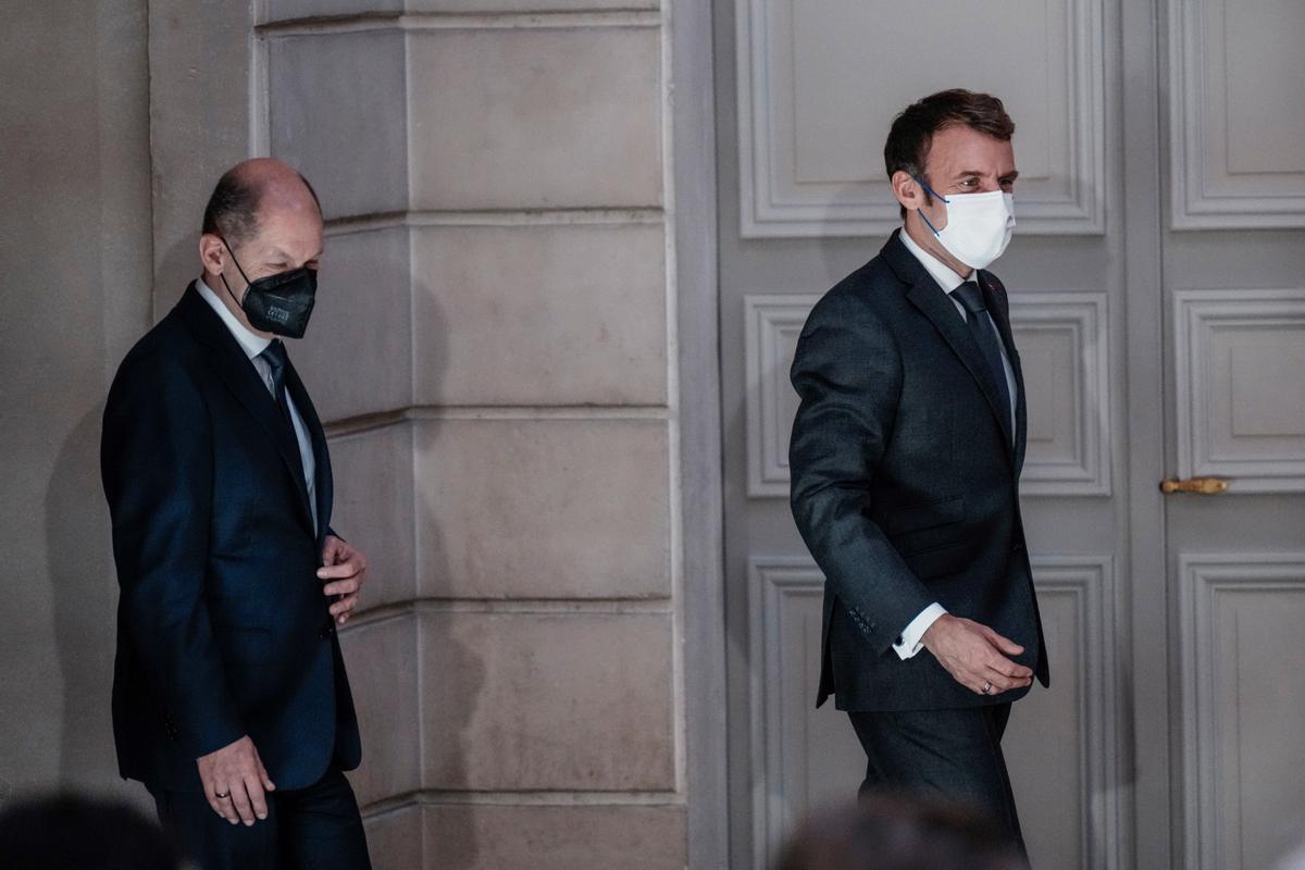 Olaf Scholz y Emmanuel Macron, se dirigen a la rueda de prensa tras la reunión que han mantenido este viernes en París.