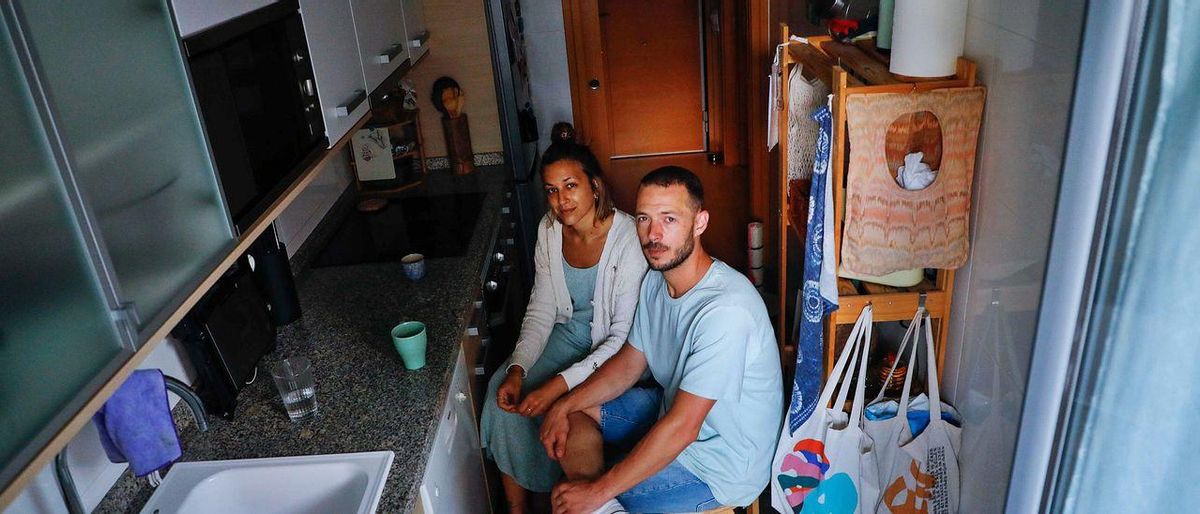 Ángela Carmona y Lucas Aráez en su piso de 39 metros cuadrados. Ángela Carmona y Lucas Aráez en su piso de 39 metros cuadrados.