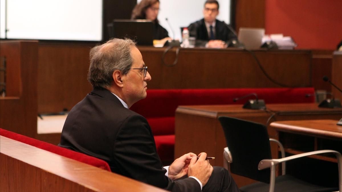 El ’expresident’ de la Generalitat Quim Torra declara en el banquillo del Tribunal Superior de Justícia de Catalunya por no retirar los símbolos independentistas del balcón del Palau de la Generalitat, en noviembre de 2019. El ’expresident’ de la Generalitat Quim Torra declara en el banquillo del Tribunal Superior de Justícia de Catalunya por no retirar los símbolos independentistas del balcón del Palau de la Generalitat, en noviembre de 2019.