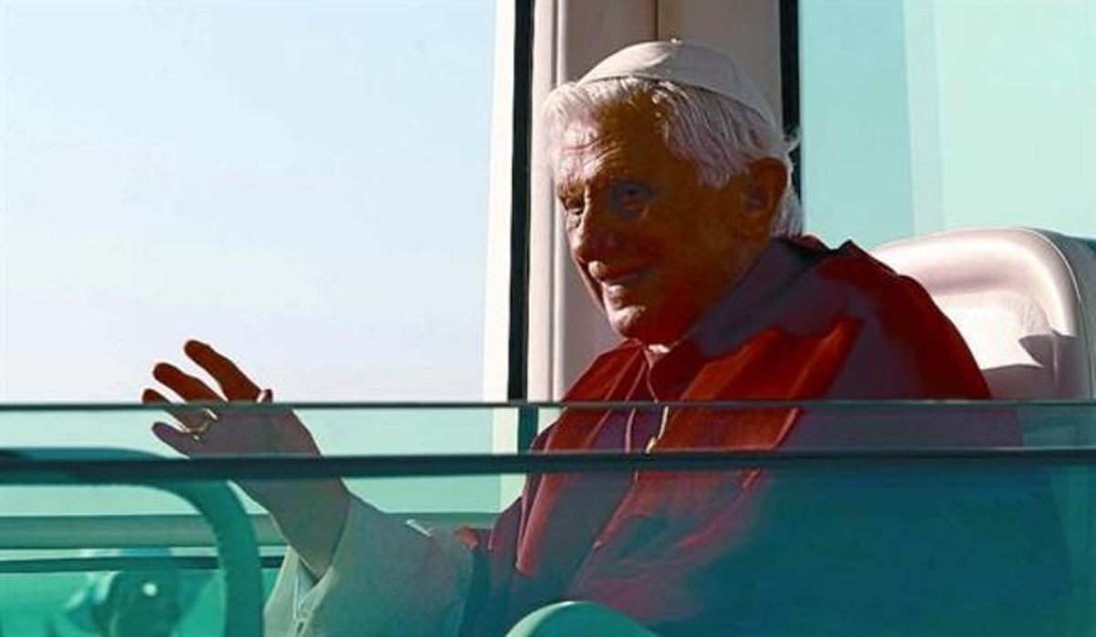 Benedicto XVI saluda desde el ’papamóvil’, ayer al llegar a Cuatro Vientos, antes de la misa. Benedicto XVI saluda desde el ’papamóvil’, ayer al llegar a Cuatro Vientos, antes de la misa.