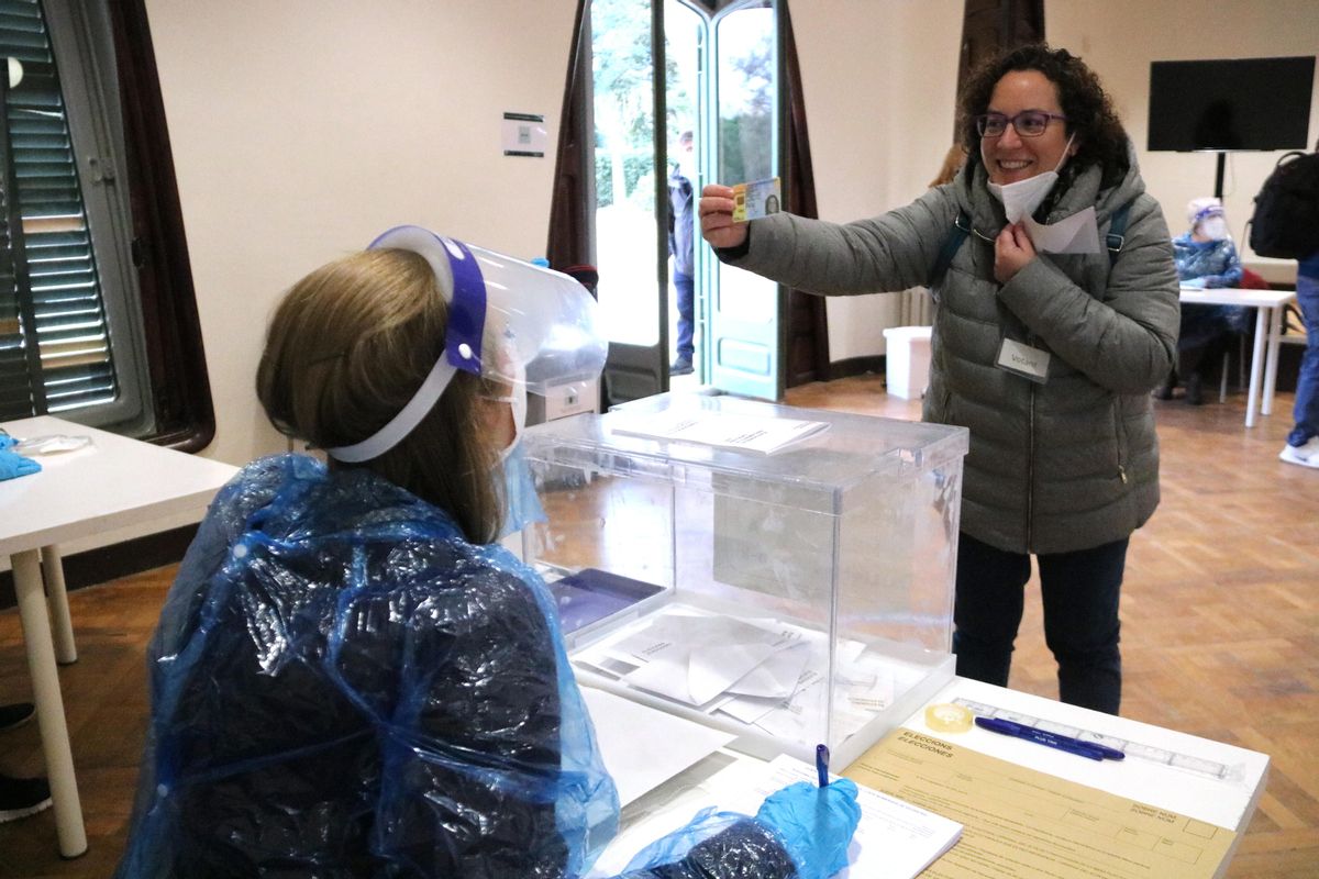Una mujer vota en la simulación de elecciones del 14-F que se ha llevado a cabo en la Masia Freixa de Terrassa. Una mujer vota en la simulación de elecciones del 14-F que se ha llevado a cabo en la Masia Freixa de Terrassa.